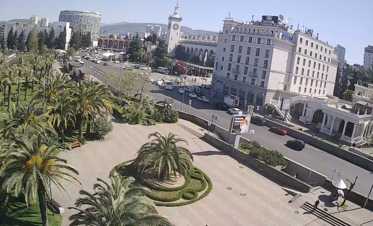 Веб-камера Сочи - Ж.Д. вокзал, Привокзальная площадь